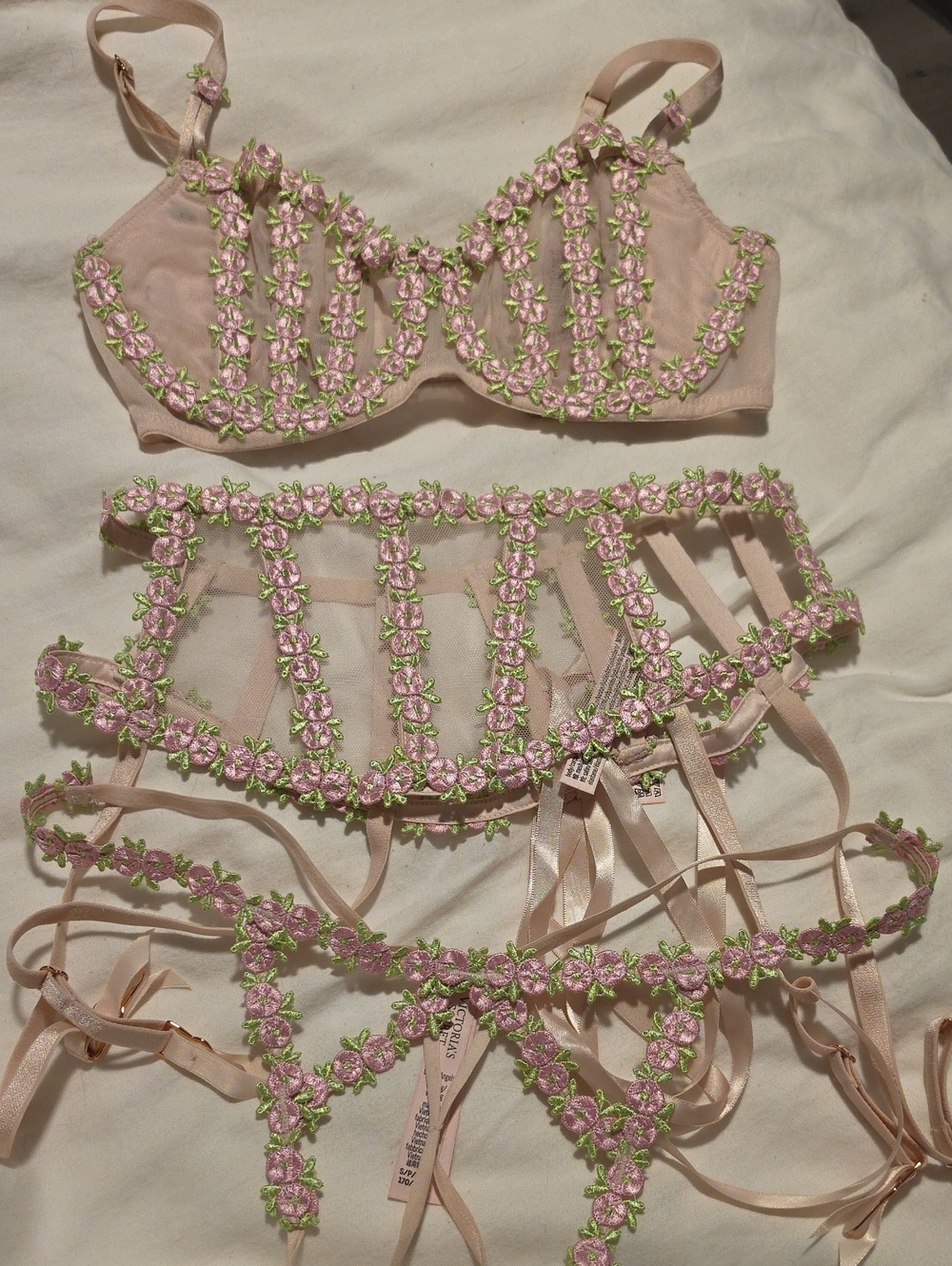 Victoria's Secret Blush Pink Floral Embroidered Lace Bra & Garter Set. 32D